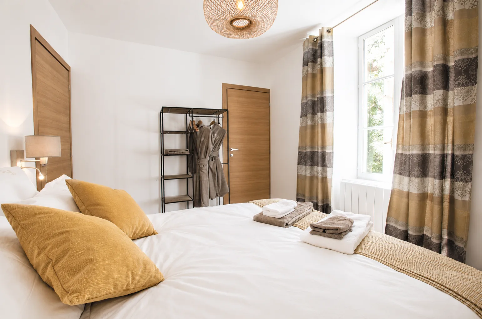 Chambre Axiome de La Villa Lombardi aux Riceys, avec une décoration élégante et une atmosphère chaleureuse.